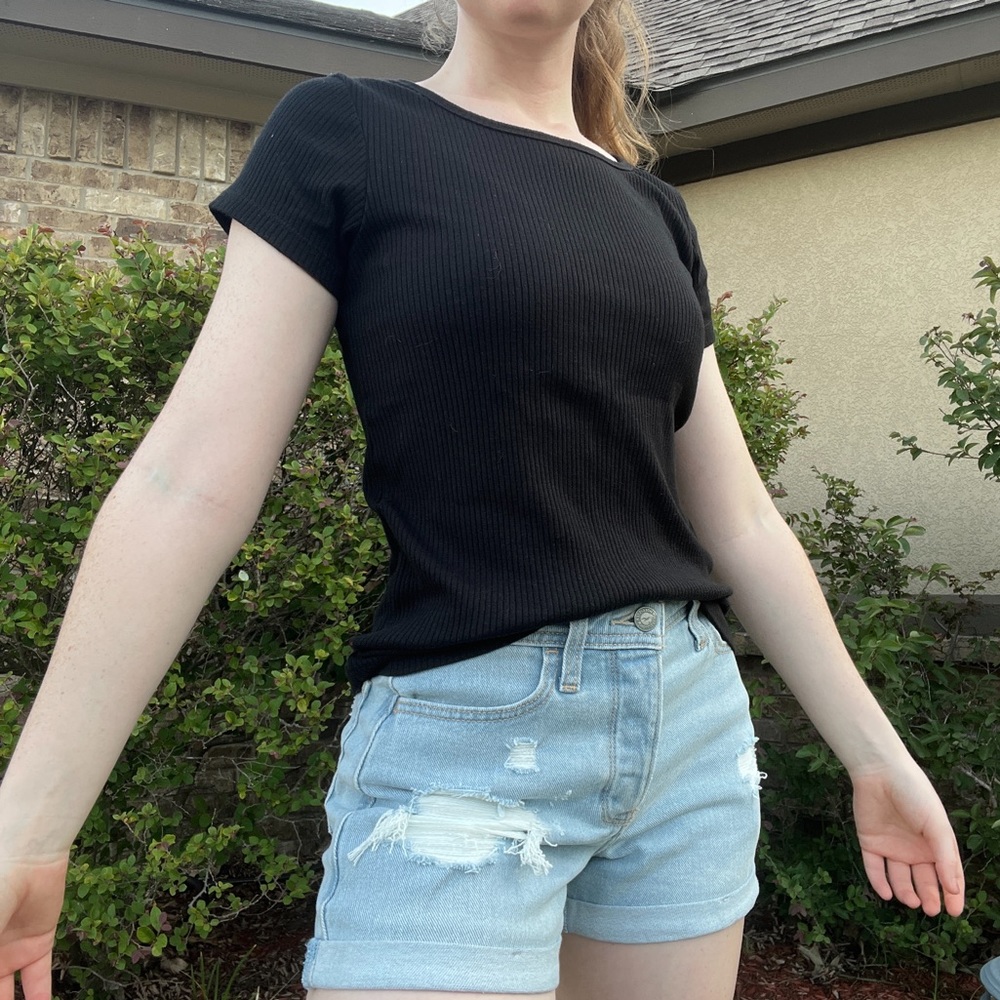 basic black levi’s t shirt